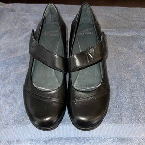 DANSKO RANDA BLACK LEATHER STACKED WEDGE HEEL W/ ANKLE STRAP//SIZE 39